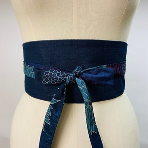 Ceinture Obi réversible et réglable en coton imprimé japonais motif chrysanthème fond bleu marine et uni bleu marine taille haute image 4