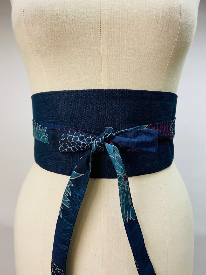 Cinturón Obi reversible y ajustable de algodón estampado japonés con estampado de crisantemos fondo azul marino y talle alto liso azul marino imagen 4