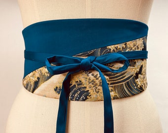 Wendbarer und verstellbarer zweifarbiger Obi-Gürtel aus japanisch bedruckter Baumwolle, Wellenmuster, blau/grüner Hintergrund und schlichtes Türkisblau, hohe Taille.