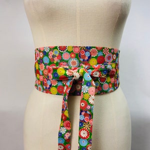 Reversible adjustable Obi belt in Japanese printed cotton, small multi-colored flower pattern, green and plain orange, ecru or black background for women