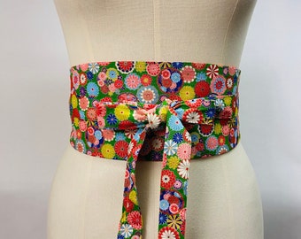 Ceinture Obi réversible réglable en coton imprimé japonais motif petit fleur multicolore fond vert et uni orange , écru ou noir pour femme