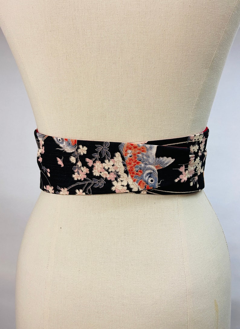 Ceinture Obi réversible et réglable en coton imprimé japonais motif Koï /Carpe et cerisier fond noir et uni rouge ou noir taille haute image 3