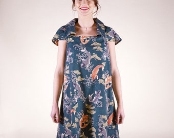 Ausgestelltes Kleid aus bedruckter japanischer Baumwolle mit Koi-/Karpfenmuster und grünem Hintergrund