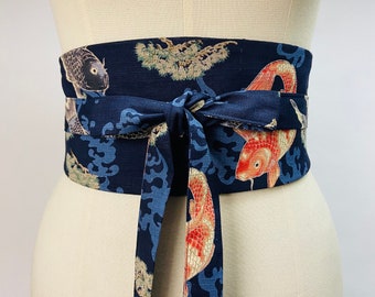 Cinturón Obi reversible y ajustable de algodón estampado japonés con estampado Koi/Carpa, fondo azul marino y liso azul marino o negro, cintura alta