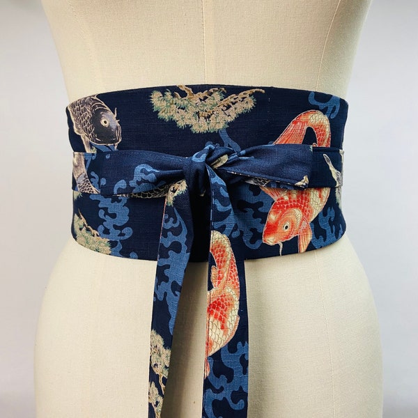 Ceinture Obi réversible et réglable en coton imprimé japonais motif Koï /Carpe  fond bleu marine et uni bleu marine ou noir taille haute