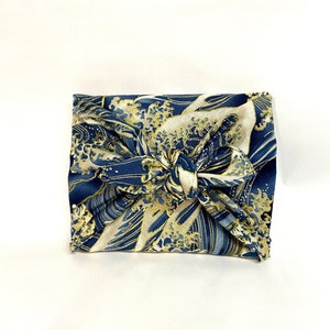 Furoshiki de algodón japonés estampado con ondas doradas, fondo azul, varias tallas imagen 2