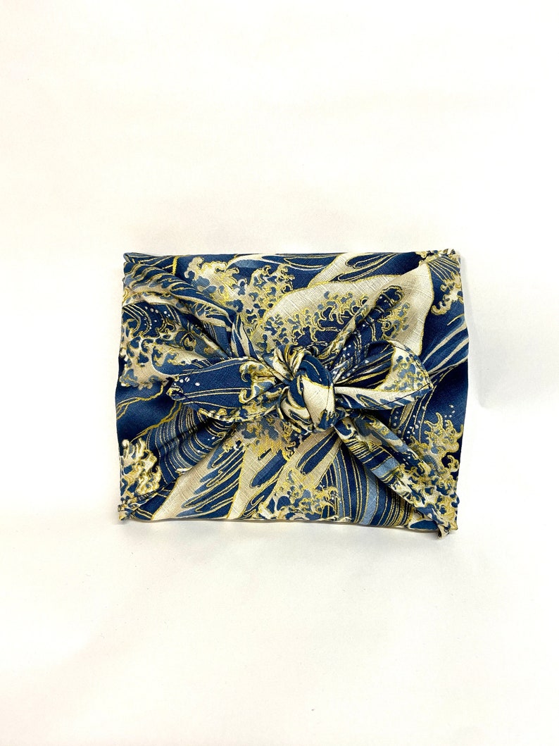 Furoshiki de algodón japonés estampado con ondas doradas, fondo azul, varias tallas imagen 2