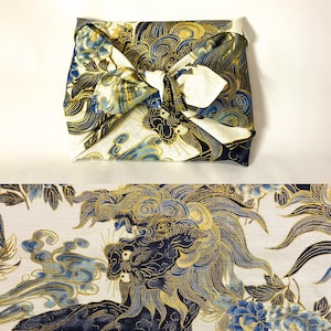 Furoshiki aus bedruckter japanischer Baumwolle mit goldenem Löwenmuster, ecrufarbener Hintergrund, mehrere Größen