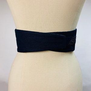 Cinturón Obi reversible y ajustable de algodón estampado japonés con estampado de crisantemos fondo azul marino y talle alto liso azul marino imagen 5