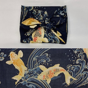 Furoshiki in cotone stampato giapponese modello Koi/carpa fondo oro blu navy in diverse misure