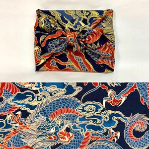 Furoshiki giapponese in cotone stampato con motivo a drago dorato e sfondo blu navy in diverse misure