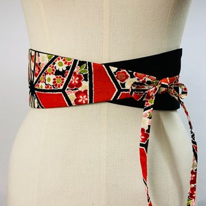 Reversible adjustable belt in Japanese printed cotton with Umé/plum pattern on a red and plain black cotton background for high-waisted women.