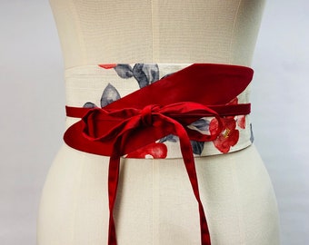 Ceinture réversible et réglable en coton imprimé japonais motif Tsubaki/camelia  fond écru et uni en coton rouge taille haute