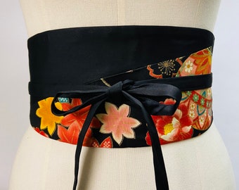 Ceinture Obi bicolor réversible et réglable en coton imprimé japonais motif Témari fond noir et uni noir ou rouge taille haute.