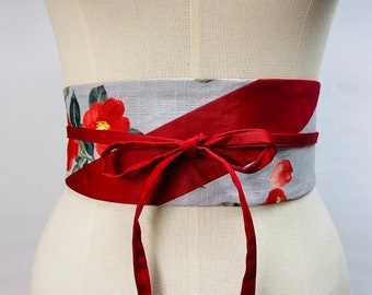 Wendbarer und verstellbarer Gürtel aus japanischer bedruckter Baumwolle mit grauem Tsubaki-/Kamelienmuster und einfarbigem Hintergrund aus hoch taillierter roter Baumwolle