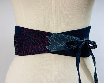 Ceinture réversible réglable coton imprimé japonais motif chrysanthème  fond bleu marine et uni bleu marine pour femme taille haute.