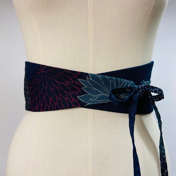 Ceinture réversible réglable coton imprimé japonais motif chrysanthème  fond bleu marine et uni bleu marine pour femme taille haute.