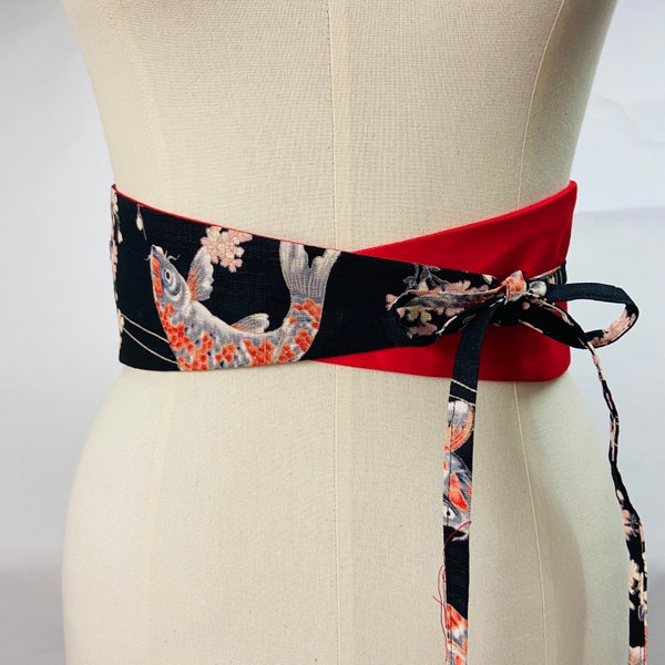 Ceinture réversible coton imprimé japonais motif carpe et cerisier fond noir et coton rouge pour femme taille haute