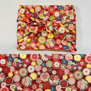Furoshiki en coton imprimé japonais motif petites fleurs multicolore fond rouge  , plusieurs tailles