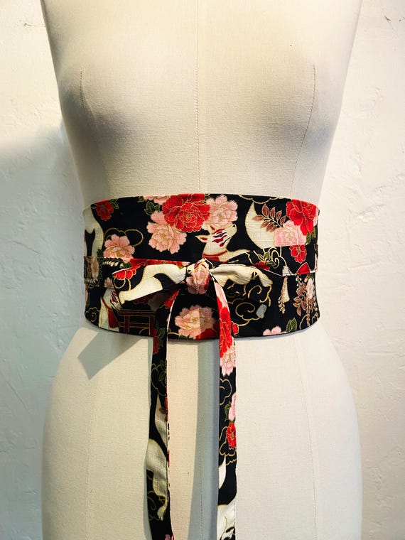 Ceinture Obi réversible et réglable en coton imprimé japonais motif renard fond noir et coté uni noir, rouge ou rose taille haute
