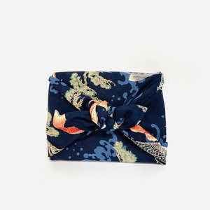 Furoshiki en coton imprimé japonais motif carpe/KoÏ de deux couleurs fond bleu marine plusieurs tailles image 3