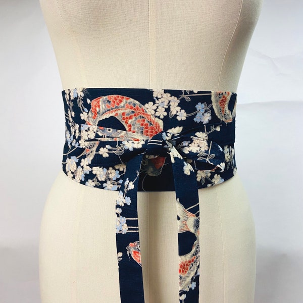 Ceinture Obi réversible et réglable en coton imprimé japonais motif carpe et cerisier fond bleu marine et uni de votre choix.  Taille haute