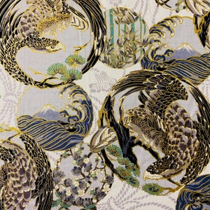 Peut inclure: Tissu avec un motif répété d'aigles stylisés, du Mont Fuji et d'éléments floraux dans un design circulaire. La palette de couleurs comprend de l'or, du noir, du bleu et du gris, créant une esthétique japonaise traditionnelle. Le tissu a un aspect texturé.
