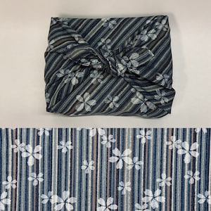 Furoshiki in cotone giapponese stampato, fantasia a righe e fiori, fondo blu navy, varie misure