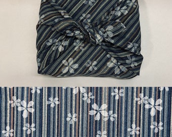 Furoshiki en coton imprimé japonais motif rayure et fleurs fond bleu marine , plusieurs tailles