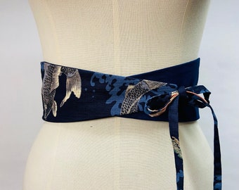 Ceinture réversible réglable coton imprimé japonais motif Koï /carpe fond bleu marine et uni bleu marine pour femme taille haute.