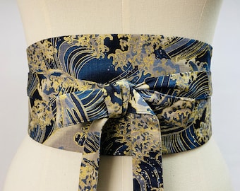 Cintura Obi reversibile e regolabile in cotone giapponese stampato con motivo ad onde fondo blu navy e vita alta in tinta unita blu navy