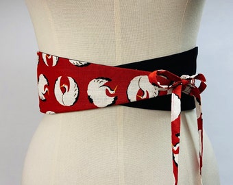 Ceinture réversible réglable coton imprimé japonais motif grue fond rouge et uni coton noir pour femme taille haute.