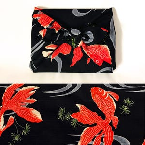 Furoshiki giapponese in cotone stampato con motivo a pesci rossi, sfondo nero, diverse misure