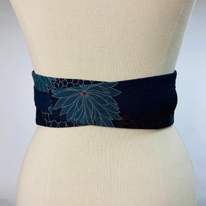 Ceinture Obi réversible et réglable en coton imprimé japonais motif chrysanthème fond bleu marine et uni bleu marine taille haute image 3