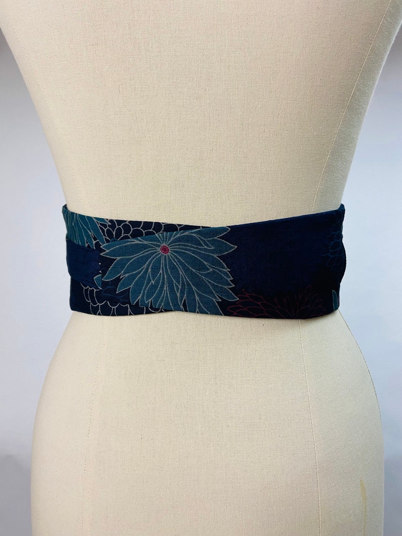 Ceinture Obi réversible et réglable en coton imprimé japonais motif chrysanthème fond bleu marine et uni bleu marine taille haute image 3