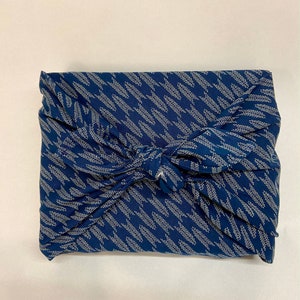 Furoshiki in Japans bedrukt katoen, marineblauw Yagasuri-patroon, verschillende maten afbeelding 3