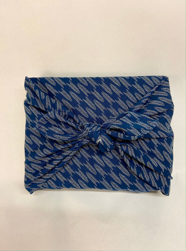 Furoshiki in Japans bedrukt katoen, marineblauw Yagasuri-patroon, verschillende maten afbeelding 3