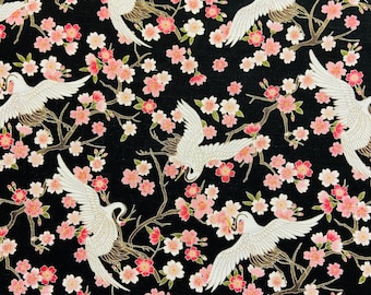 Japanse bedrukte katoenen furoshiki met Tsuru/kraanvogel- en kersenbloesemontwerp op een zwarte achtergrond, verkrijgbaar in verschillende maten.