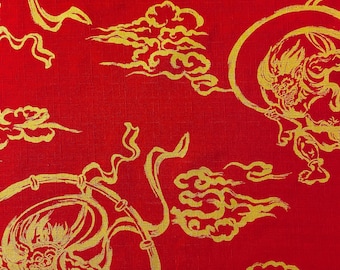 Könnte beinhalten: Roter Stoff mit einem sich wiederholenden Muster aus goldfarbenen Fabelwesen und Wolkenmotiven. Das Kunstwerk zeigt detaillierte Illustrationen von Figuren in kreisförmigen Rahmen mit fließenden Linien und komplexen Details.