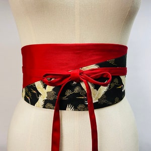 Reversible and adjustable bicolor Obi belt in Japanese printed cotton Tsuru/crane pattern black background and plain red or black high waist.