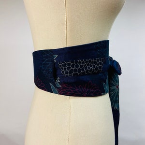 Cinturón Obi reversible y ajustable de algodón estampado japonés con estampado de crisantemos fondo azul marino y talle alto liso azul marino imagen 2