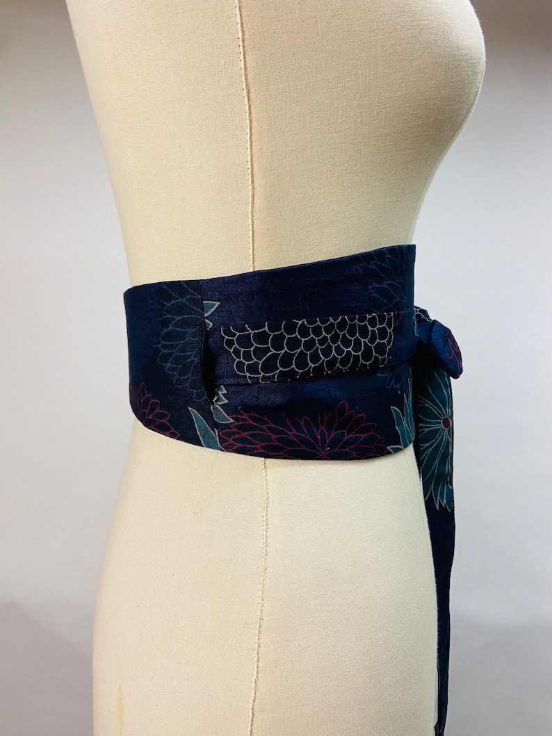 Cinturón Obi reversible y ajustable de algodón estampado japonés con estampado de crisantemos fondo azul marino y talle alto liso azul marino imagen 2