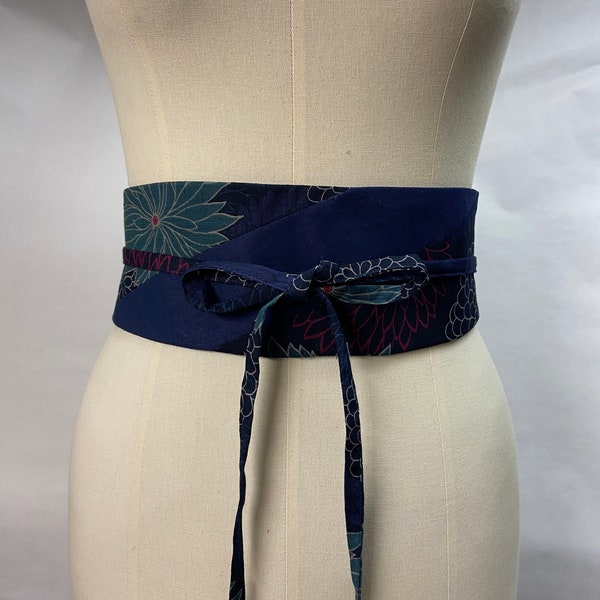 Ceinture réversible et réglable en coton imprimé japonais motif chrysanthème fond bleu marine et uni en bleu marine taille haute