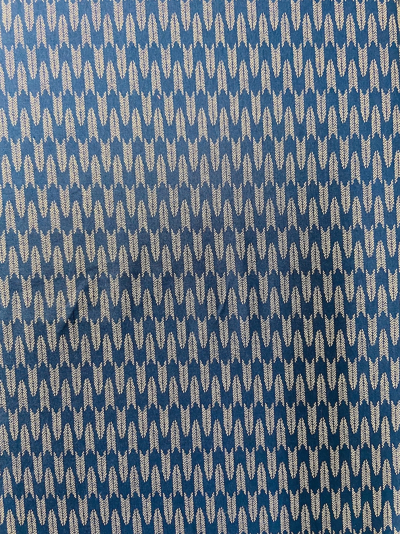 Furoshiki in Japans bedrukt katoen, marineblauw Yagasuri-patroon, verschillende maten afbeelding 2