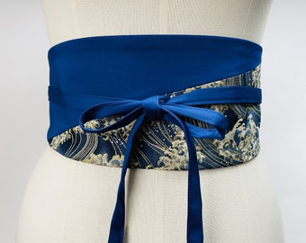 Ceinture Obi bicolor réversible et réglable en coton imprimé japonais motif vague  fond bleu et uni bleu taille haute.