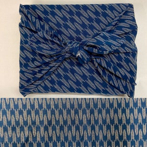 Furoshiki aus japanischer bedruckter Baumwolle mit marineblauem Yagasuri-Muster, verschiedene Größen Bild 1