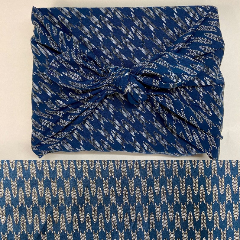 Furoshiki in Japans bedrukt katoen, marineblauw Yagasuri-patroon, verschillende maten afbeelding 1