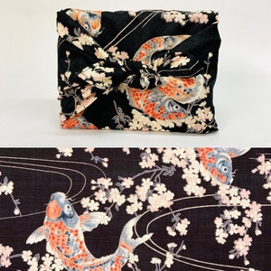 Furoshiki in Japans bedrukt katoen karper/KoÏ patroon en roze kersenboom zwarte achtergrond verschillende maten afbeelding 1