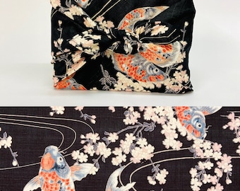 Furoshiki mit japanischem Karpfen-/KoÏ-Muster aus bedruckter Baumwolle und rosa Kirschbaum mit schwarzem Hintergrund in verschiedenen Größen