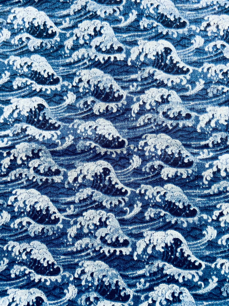 Japanse bedrukte katoenen top met blauw golfpatroon en effen witte asymmetrische kraag, uitlopende mouwen afbeelding 5